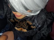 Hermosa Otaku con cosplay de 2B me da sexo oral