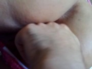 Parlo al telefono con la mamma mentre il porcone mi stuzzica la figa