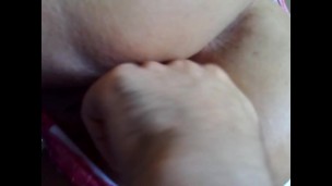 Parlo al telefono con la mamma mentre il porcone mi stuzzica la figa