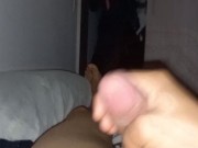 Chico Cachondo Masturbándose Mientras Sostiene TU Cabeza y Te Hace Mirar Hasta que Se Corre