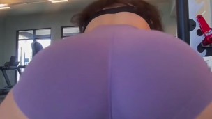 Big booty college girl makes herself cum all over the smith machine at a public gym