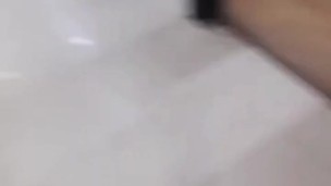 No aguante y me masturbe en baño público