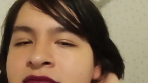 Femboy lde cabello lindo usando el labial de su madre