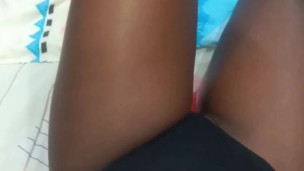 Tócame con la mirada mientras me deslizo entre placer y gemidos