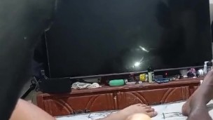 Yo le chupo la enorme y gruesa verga a mi vecino y se viene en mi boca.