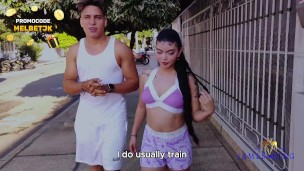 Girl pays a stranger who exercises to go to the bathroom with sex