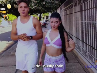 Girl pays a stranger who exercises to go to the bathroom with sex