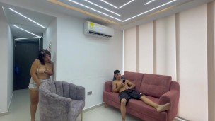 La puta de mi madrastra se antoja de que me le folle ese culo mientras veo porno y me pide que me le