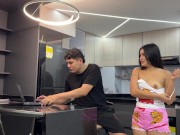 Le enseño a mi pequeña hermanastra a jugar con mi computador mientras le hago sentir mi enorme polla