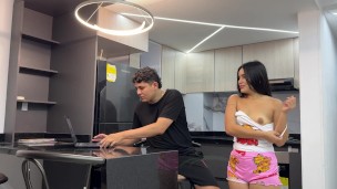 Le enseño a mi pequeña hermanastra a jugar con mi computador mientras le hago sentir mi enorme polla