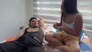 Mi pequeña hermanastra me ruega que la coja por el culo a cambio de un dinero que necesita.