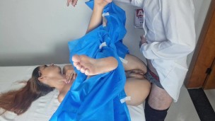 Ginecologista falso ficou de pau duro ao ver buceta da paciente!