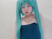 🩵スク水初音ミクのアヘアヘ変態オナニーみてくださいっ💕見られてると思って自分で乳首カリカリ♡しながら舌出しオナニーえっちすぎてイクイクとまんないっ💗【ゆりんのちいさくてごめんなさい♡】 4/16