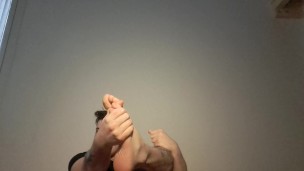 Goditi gli insulti mentre massaggio i miei piedi sporchi