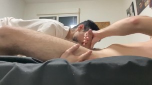 haciendo que mi compañero de piso se corra en mi boca