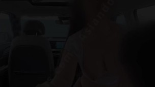 Sexo na praia com carro: casais quentes em ação!