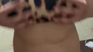 Peitos enormes no jogo anal excitante