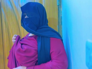 Egyptian Hot Maid Gets Super Horny & Start Masturbat in office room & Boss Start Handjob by Saw her