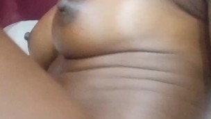 Hermanastra perversa disfruta masturbarse encima de las bragas