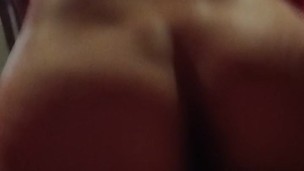 Rica madura montando