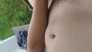 Yo un chico de 24 años me hago una paja mañanera en el patio