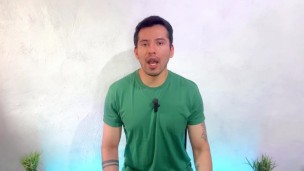 Coach maduro musculoso termina siendo penetrado por el nuevo joven dotado del gym!