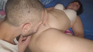 Madrastra con gran Coño peludo follada en misionero con creampie en primer plano.