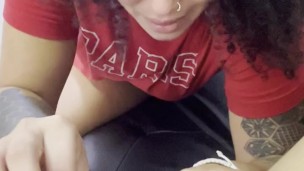 Mi amiga ginecóloga saca gomitas de mi coño mojado