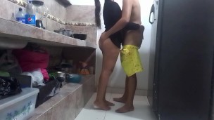 SEXO EN LA COCINA CON MORENA CULONA HASTA INUNDARLA DE SEMEN.