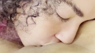 Roomie me ENGAÑA para chupar su COÑO con un dulce