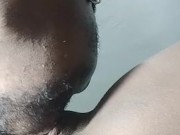 La esposa de mi mejor amigo viene a mi casa a recibir una buena dosis de sexo oral, queda bien mojad 10/16