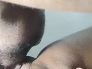 La esposa de mi mejor amigo viene a mi casa a recibir una buena dosis de sexo oral, queda bien mojad 12/16