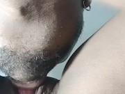 La esposa de mi mejor amigo viene a mi casa a recibir una buena dosis de sexo oral, queda bien mojad 3/16