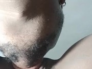 La esposa de mi mejor amigo viene a mi casa a recibir una buena dosis de sexo oral, queda bien mojad 7/16