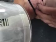 Milf con la fica di fuori pulisce la macchina 7/16