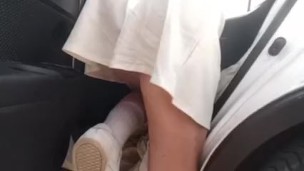 Milf con la fica di fuori pulisce la macchina