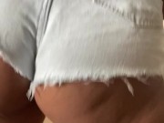 Morena gostosa rebolando com shortinho atolado na bunda 3/16