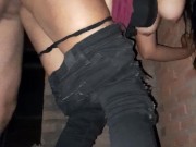 ¡Chica caliente en la calle después de la fiesta! No aguante ni 3 minutos cuando abrió las piernas.
