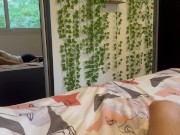 Je passe juste retirer un peu de sperme de ses couilles 8/16