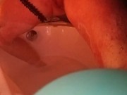 Piscio dentro la vasca da bagno 10/16