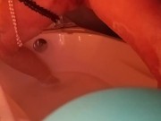 Piscio dentro la vasca da bagno 13/16