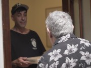 el corneta de mi marido no puede ver como le soy infiel con el pizzero 1/16