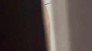 Mi hermanastra exhibicionista me descubre espiándola en la ducha y me invita a pasar