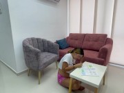 Mientras mi linda hermanastra ejerce sus deberes de la escuela yo me la follo sin parar y me hace ve