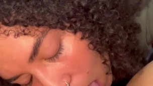 Me chupa los PIES hasta lograr hacer CUM en su boca(Lesbian)