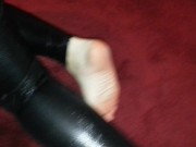 faccio la cagnolina con il legging di pelle,mi sgrilletto la micetta e mi inonda la faccia di sborra 10/16