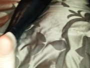 faccio la cagnolina con il legging di pelle,mi sgrilletto la micetta e mi inonda la faccia di sborra 11/16