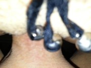 faccio la cagnolina con il legging di pelle,mi sgrilletto la micetta e mi inonda la faccia di sborra 3/16