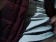 Me masturbo en la casa de mi vecina y hago que me vea 11/16