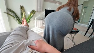 La matrigna ha sorpreso il figliastro con l'erezione mentre puliva